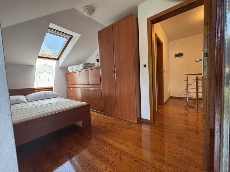 Chambre sous les combles avec placard intégré
