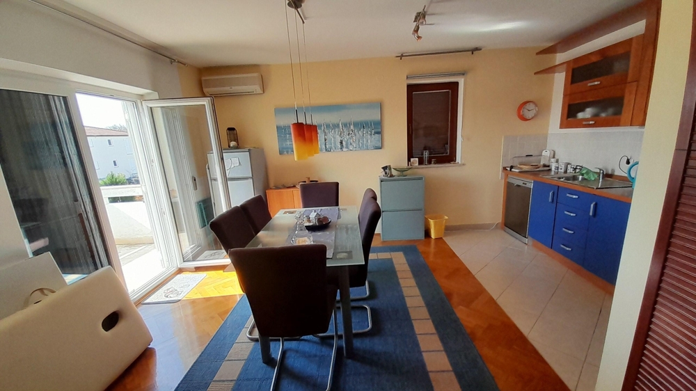 Séjour et cuisine ouverts à la décoration moderne
