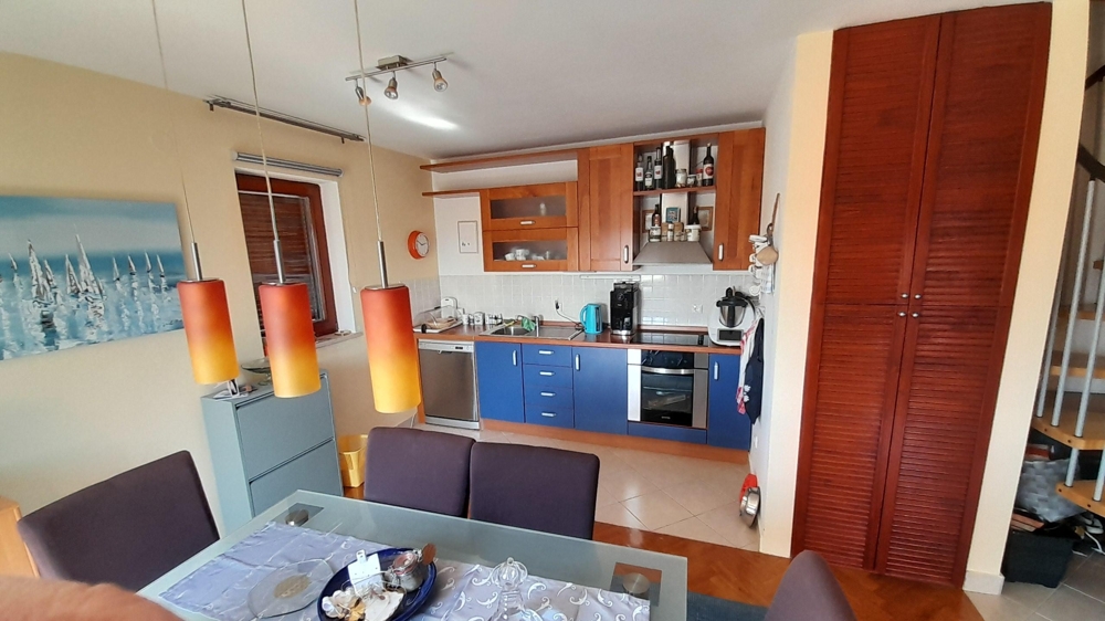 Cuisine avec électroménager encastré et rangements