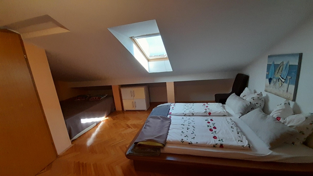 Chambre sous les combles avec fenêtre de toit