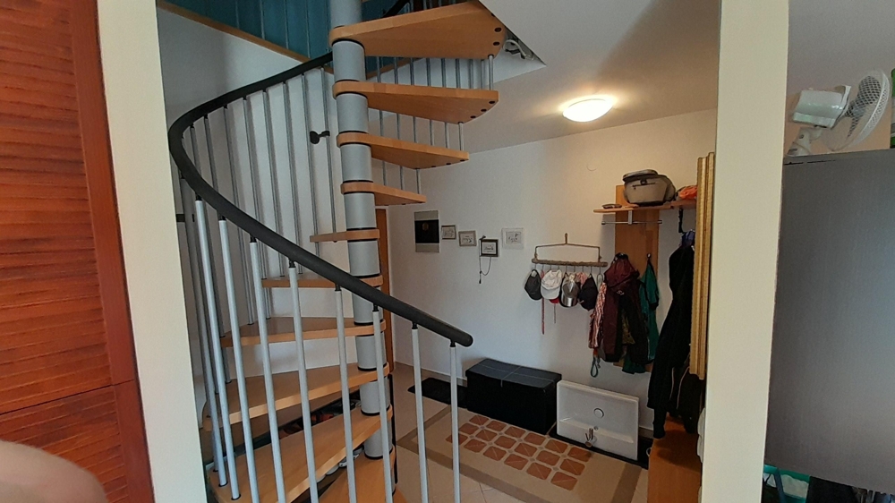 Couloir avec escalier en colimaçon menant aux combles