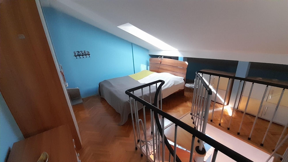 Autre chambre sous les combles avec un aspect de galerie