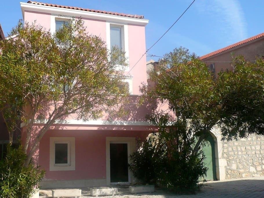 Façade de l'immeuble A3932 dans un site côtier calme en Croatie