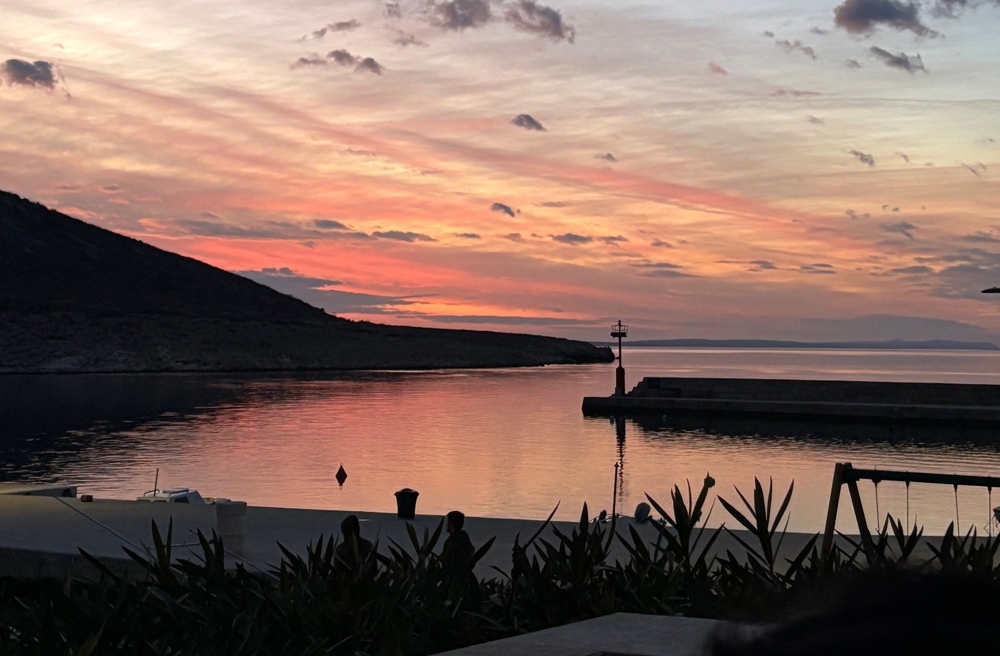Vue sur le port au coucher du soleil au bord de la mer