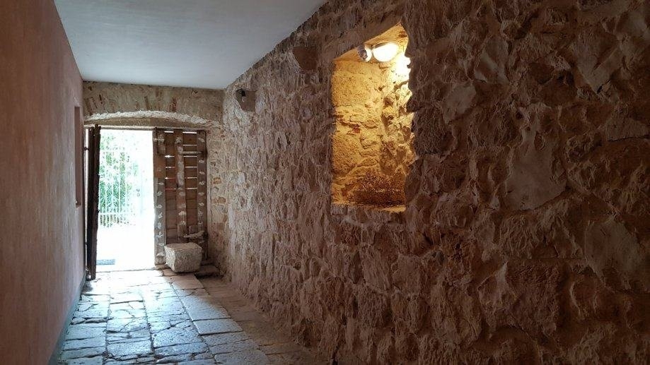 Détail décoratif avec mur en pierre naturelle