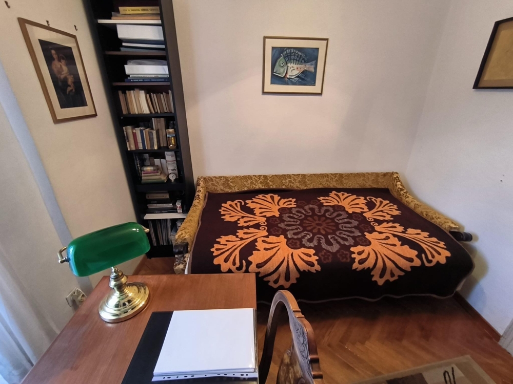 Chambre avec lit double et meubles en bois