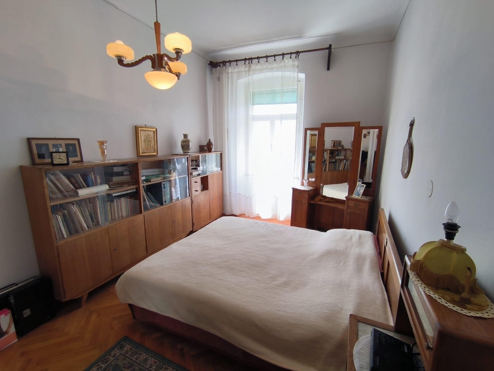 Chambre avec penderie et parquet