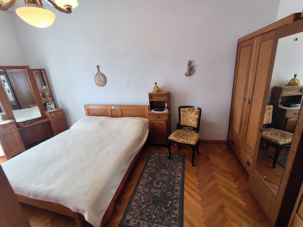 Chambre avec fenêtre et décoration classique