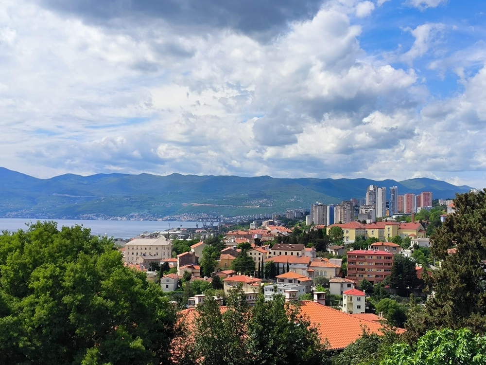 Vue sur la ville et la mer de l'appartement A3934, à vendre en Croatie.