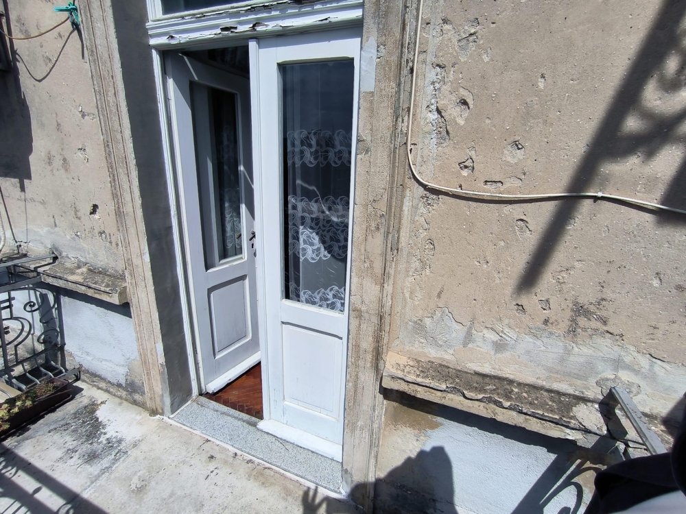 Porte d'entrée d'un appartement dans un immeuble ancien en Croatie