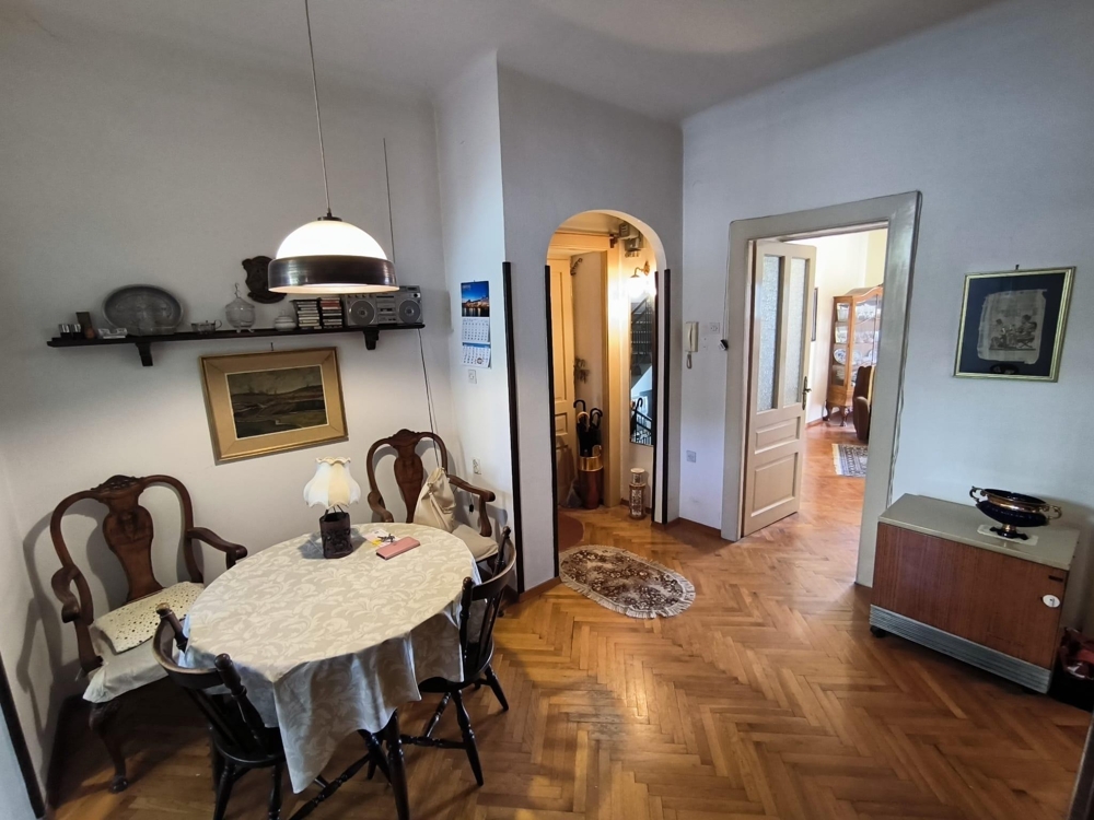 Couloir avec coin repas et parquet