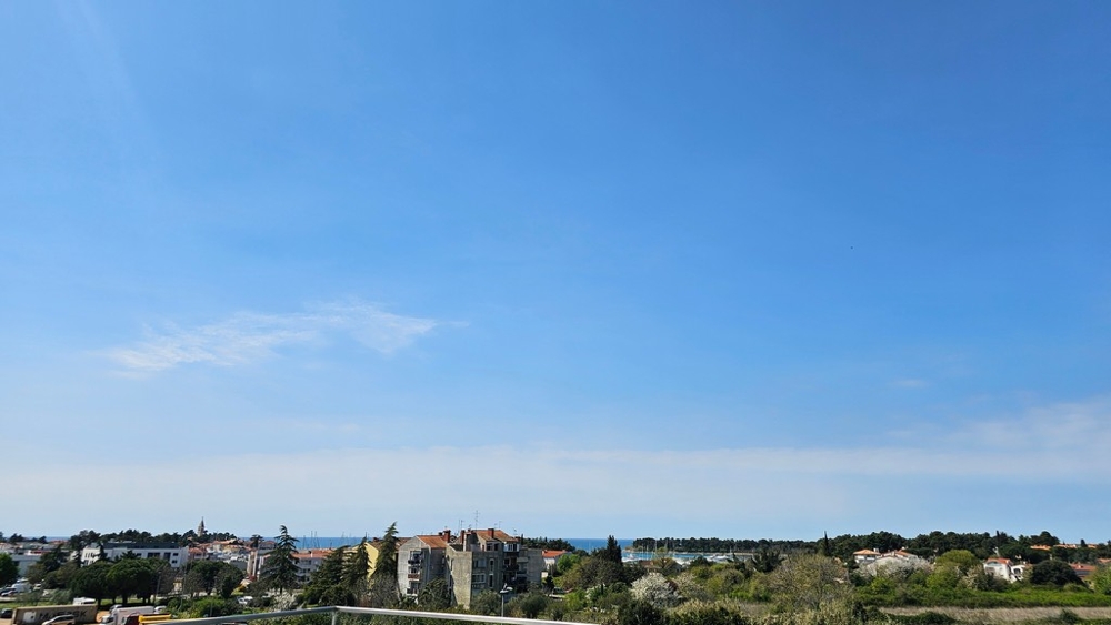 Depuis le toit-terrasse, on profite d'une vue jusqu'à la mer.