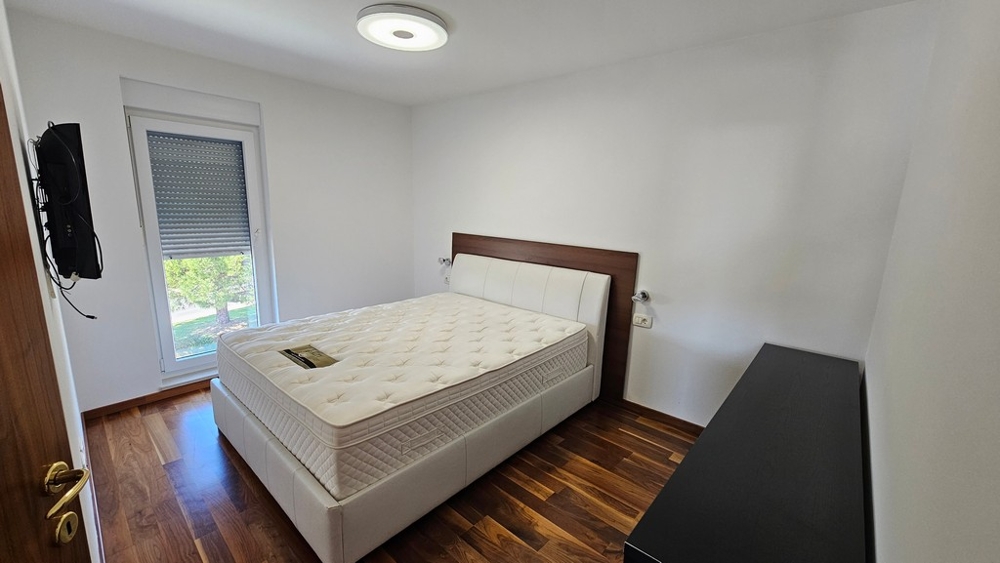 Chambre avec lit double et fenêtre