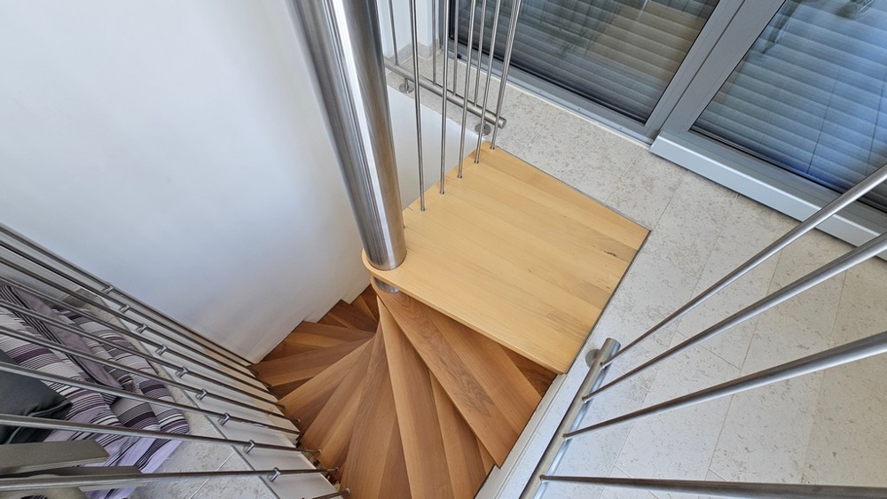 Escalier intérieur avec marches en bois et rampe moderne