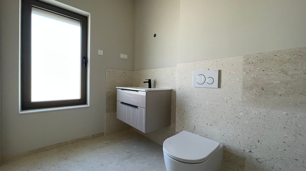 Salle de bains moderne avec douche, vasque et WC