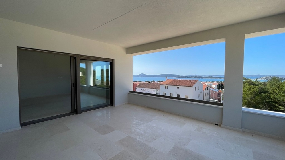 Terrasse couverte avec vue mer panoramique et littoral