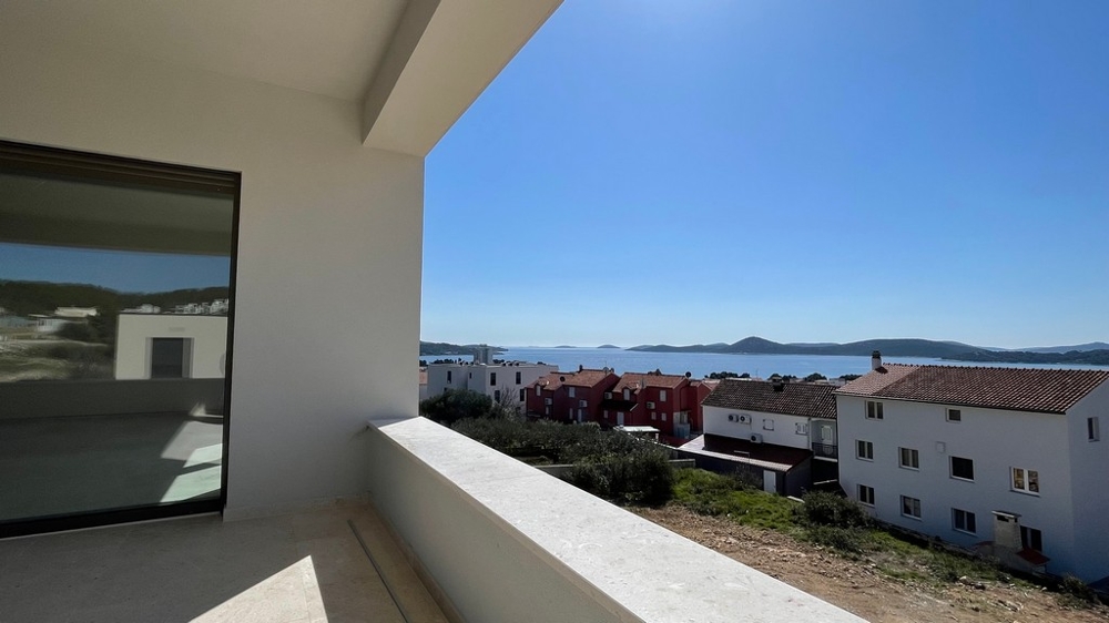 Vaste loggia avec vue mer et environnement méditerranéen