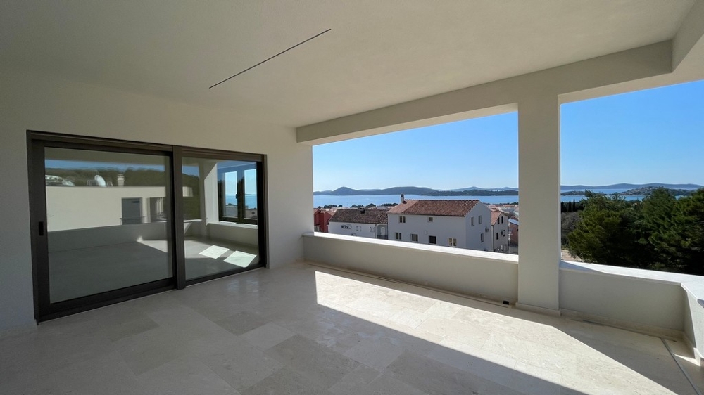 Terrasse avec vue dégagée sur la mer et les maisons voisines