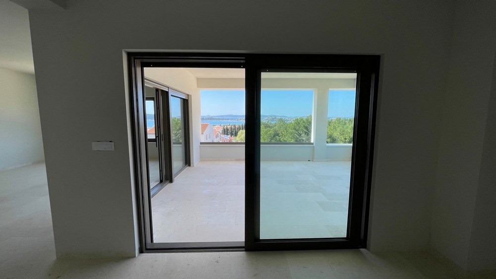 Séjour avec accès à la terrasse couverte et vue mer
