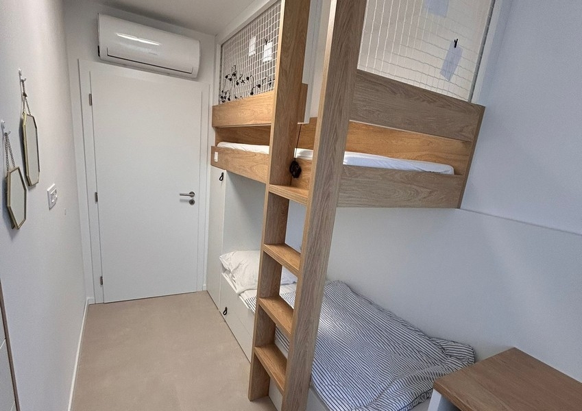 Chambre avec lits superposés et rangements
