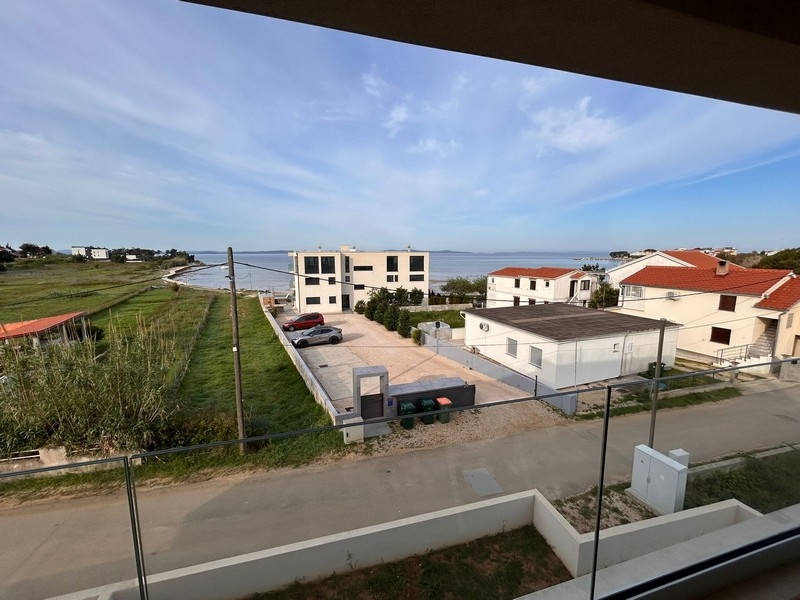 Vue mer depuis le balcon dans un quartier calme