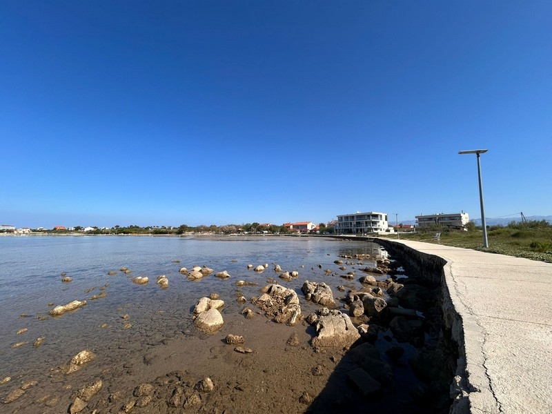 Littoral avec promenade et mer limpide à Privlaka