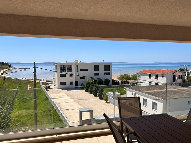 Vue depuis la terrasse couverte sur la plage.