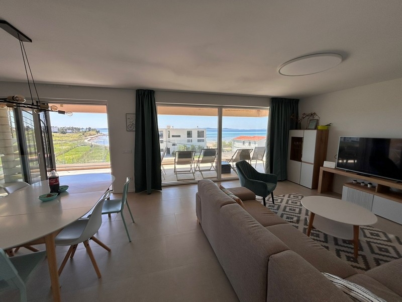 Le séjour à l'aménagement moderne offre une vue mer.