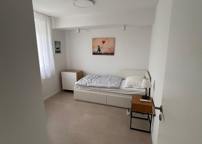 Chambre avec lit simple et fenêtre
