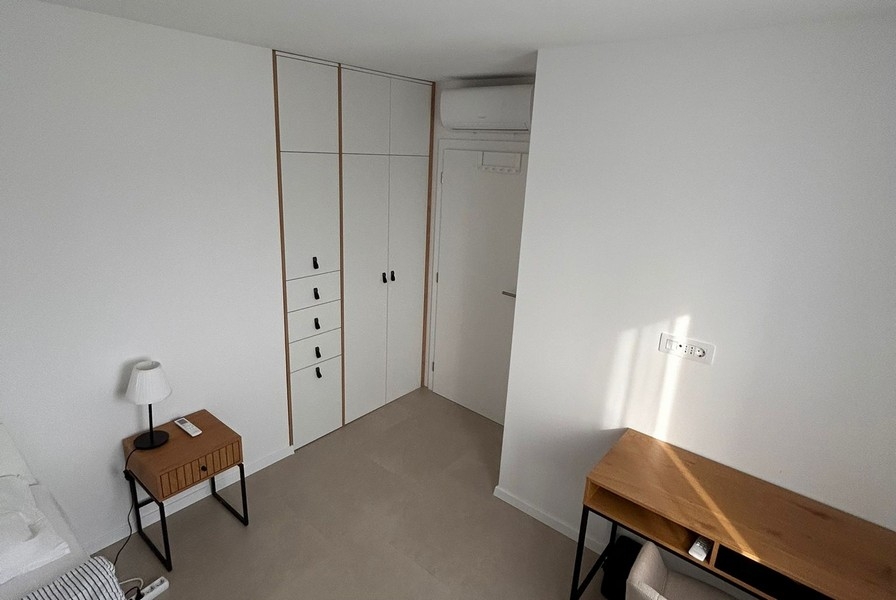 Chambre avec placard intégré et lumière naturelle