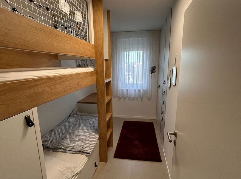 Chambre d'enfant avec lits superposés et placards intégrés