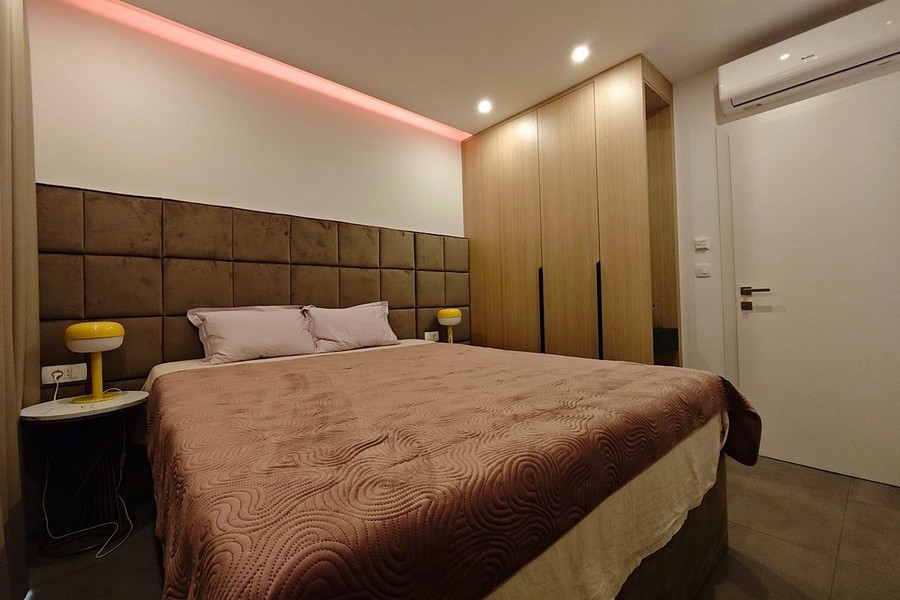 Chambre avec placard intégré et climatisation