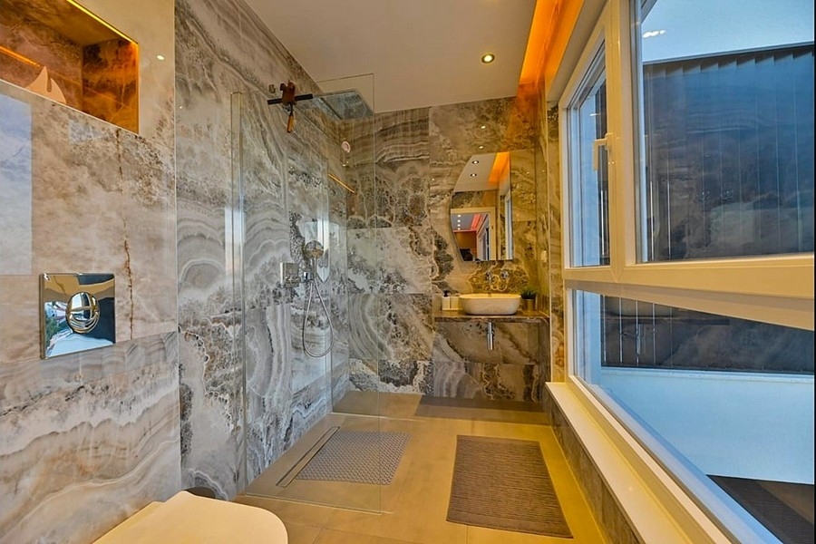Salle de bains moderne aspect pierre naturelle