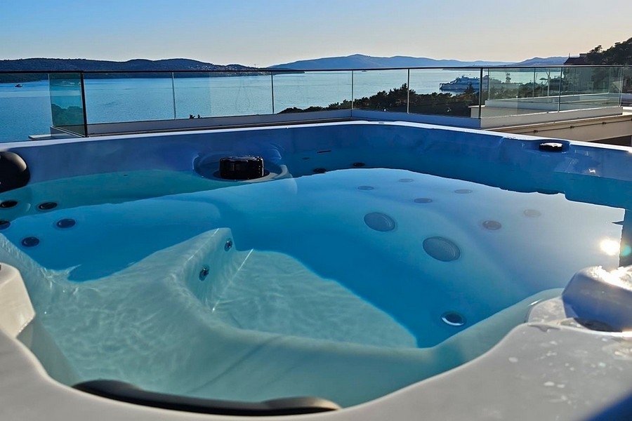 Jacuzzi sur le toit-terrasse avec vue mer