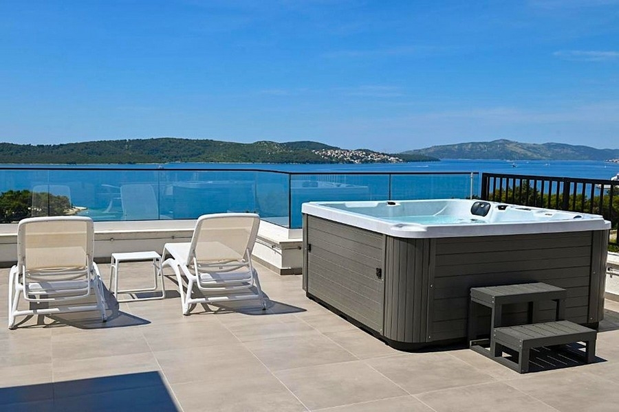 Toit-terrasse avec jacuzzi et vue sur le littoral croate.