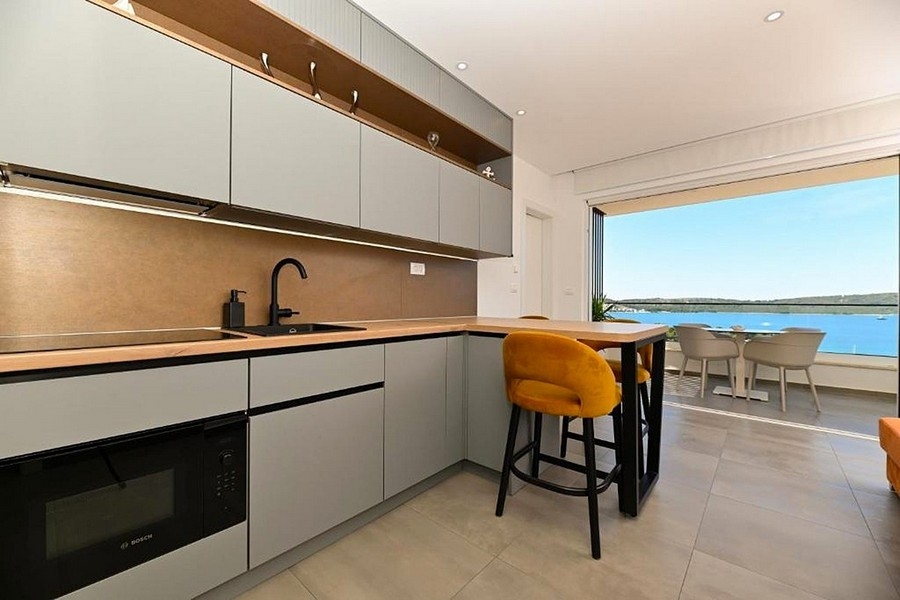 Cuisine avec plan de travail et vue mer
