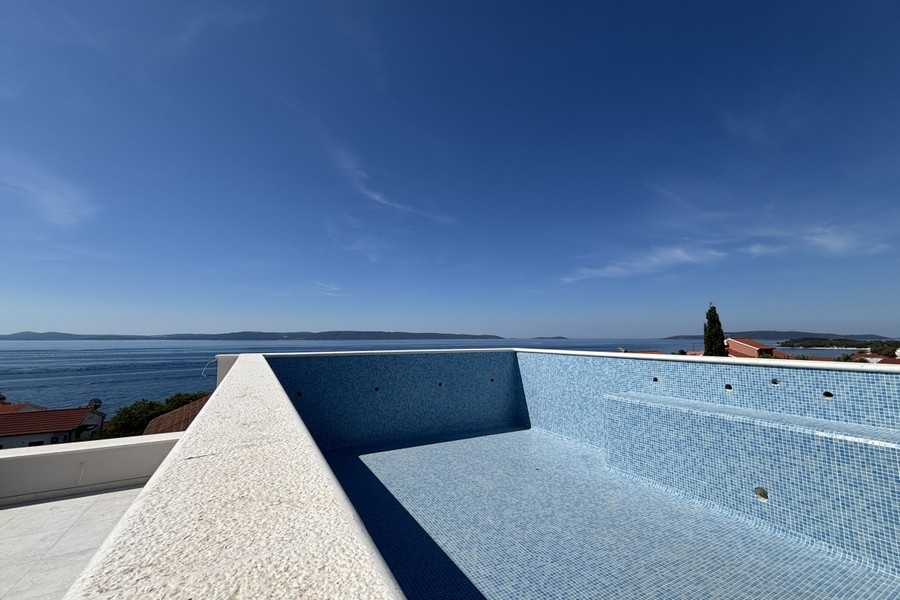 Piscine et vue mer - toit-terrasse de l'appartement A3944.