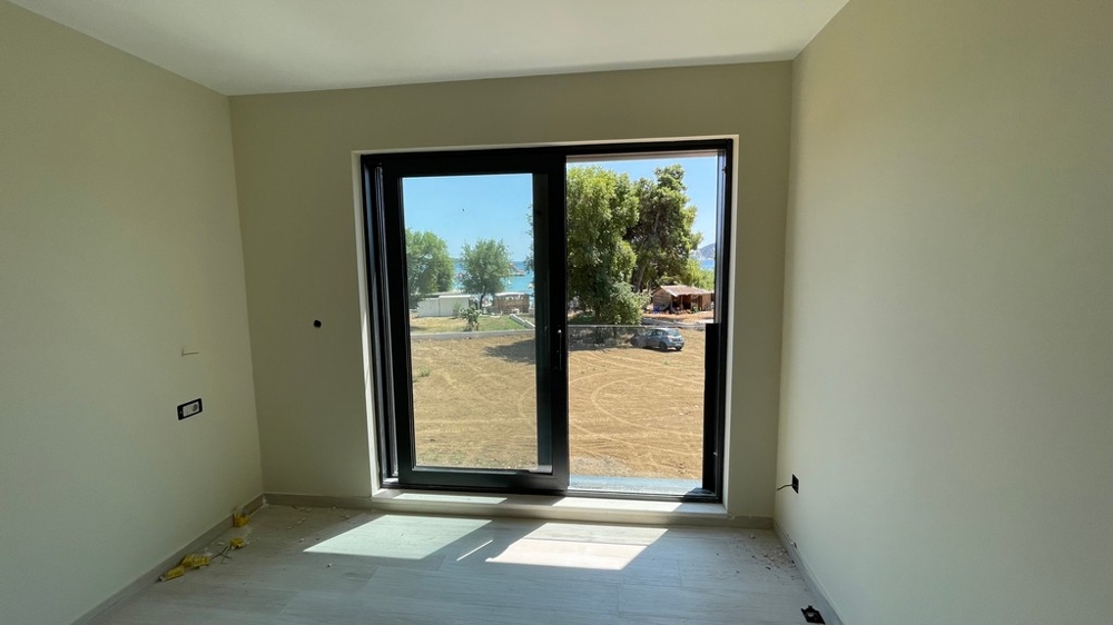 Pièce avec porte de la terrasse et vue sur la verdure
