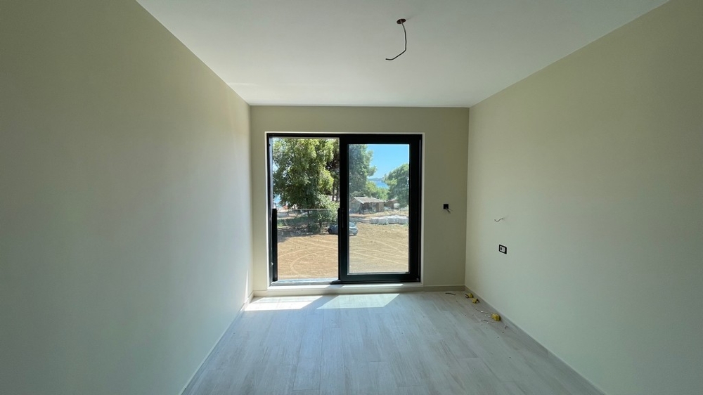 Autre pièce avec porte de la terrasse et beaucoup de lumière du jour