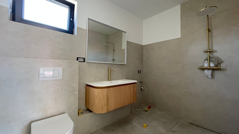 Salle de bains moderne avec douche pluie et vasque en bois