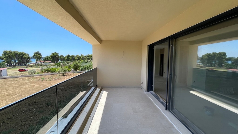 Balcon avec garde-corps en verre et vue mer à Vodice
