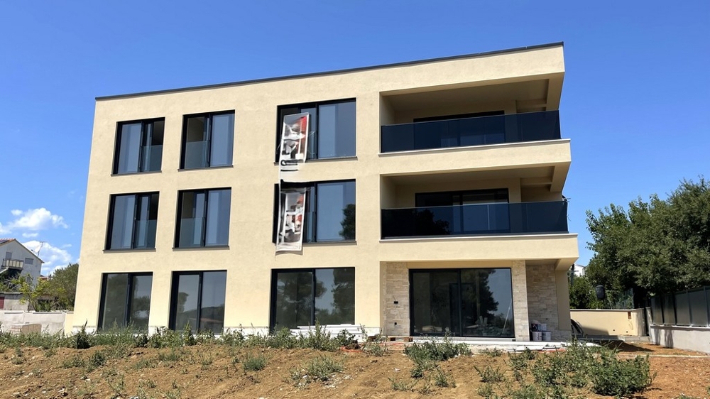 Immeuble neuf moderne à l'architecture épurée à Vodice