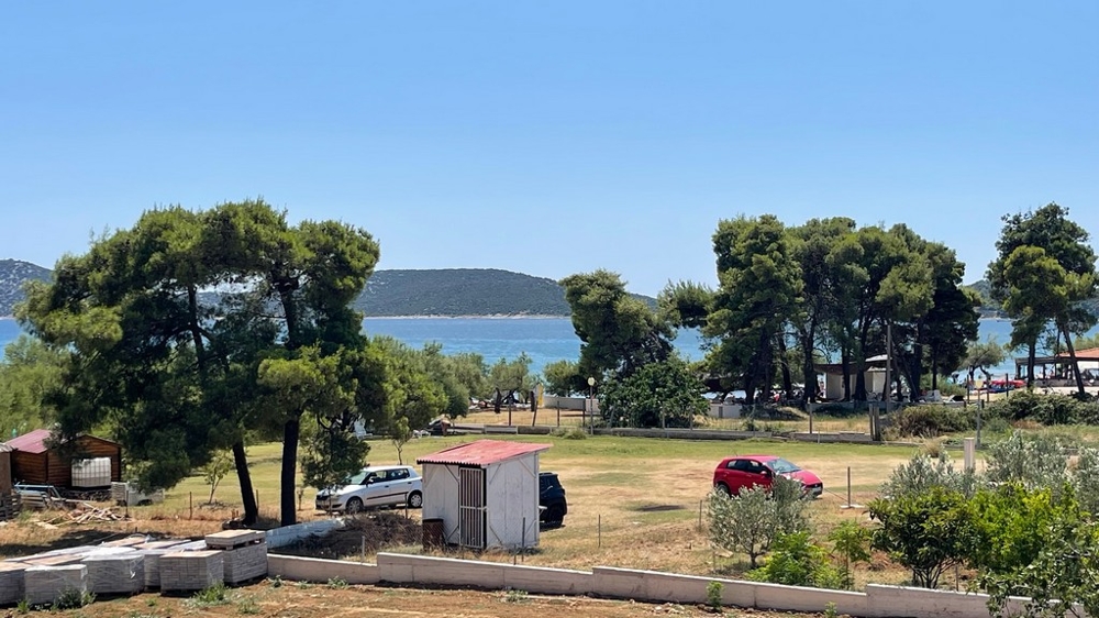 Vue mer au-dessus des pins et des espaces verts près de Vodice