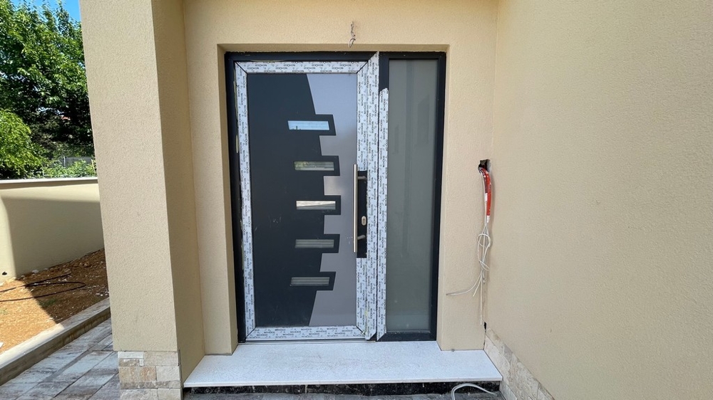 Porte d'entrée de l'appartement avec film de protection dans l'immeuble neuf