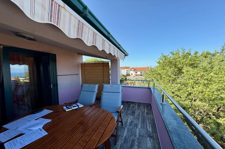 Balcon du bien A3948 sur Krk en Croatie.