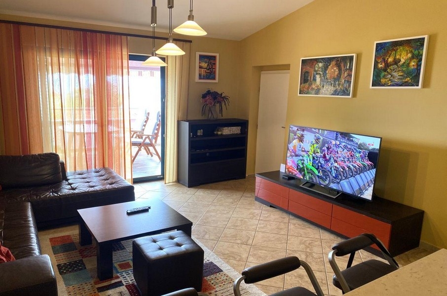 Séjour avec canapé et accès au balcon dans un appartement de vacances sur Krk