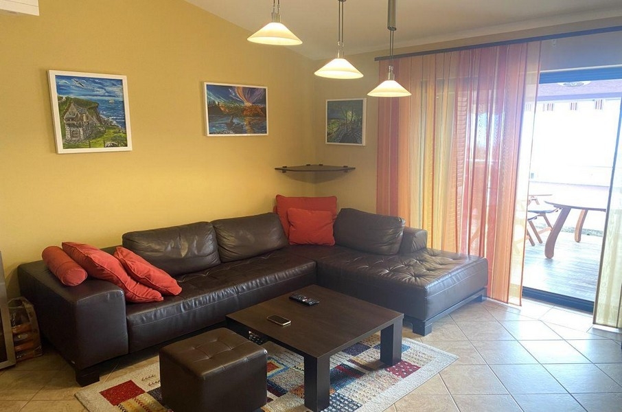 Séjour clair avec balcon et coin salon à Malinska