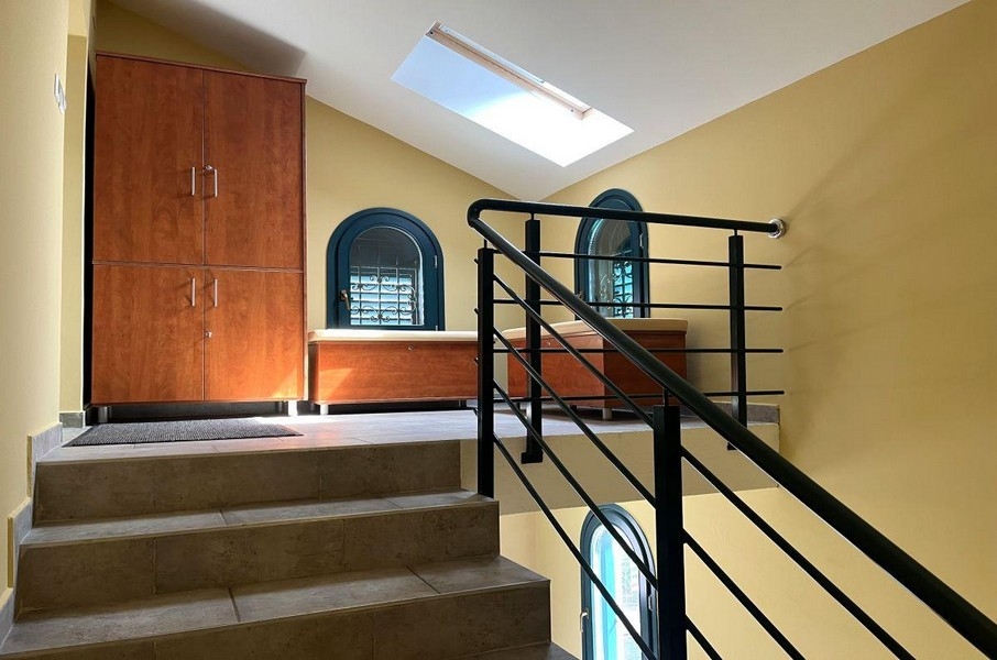 Cage d'escalier soignée de l'immeuble d'habitation à Malinska