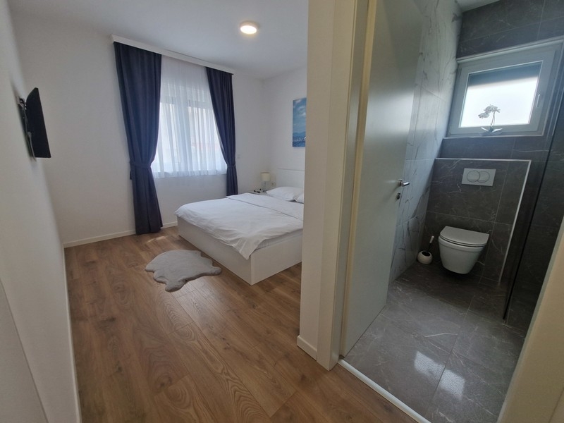 Chambre avec salle de bains moderne