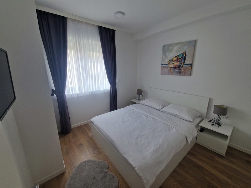 Chambre claire avec lit double